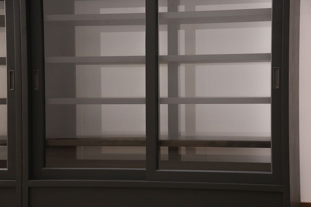 重ね戸棚を新規製作!当店商品を参考に2点製作。建具は桟を減らした仕様に変更。マットブラックに着色し仕上げ。(収納棚、食器棚、キャビネット)