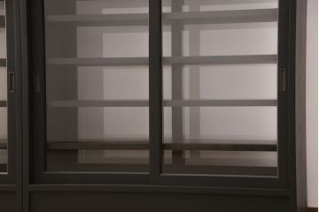 重ね戸棚を新規製作!当店商品を参考に2点製作。建具は桟を減らした仕様に変更。マットブラックに着色し仕上げ。(収納棚、食器棚、キャビネット)