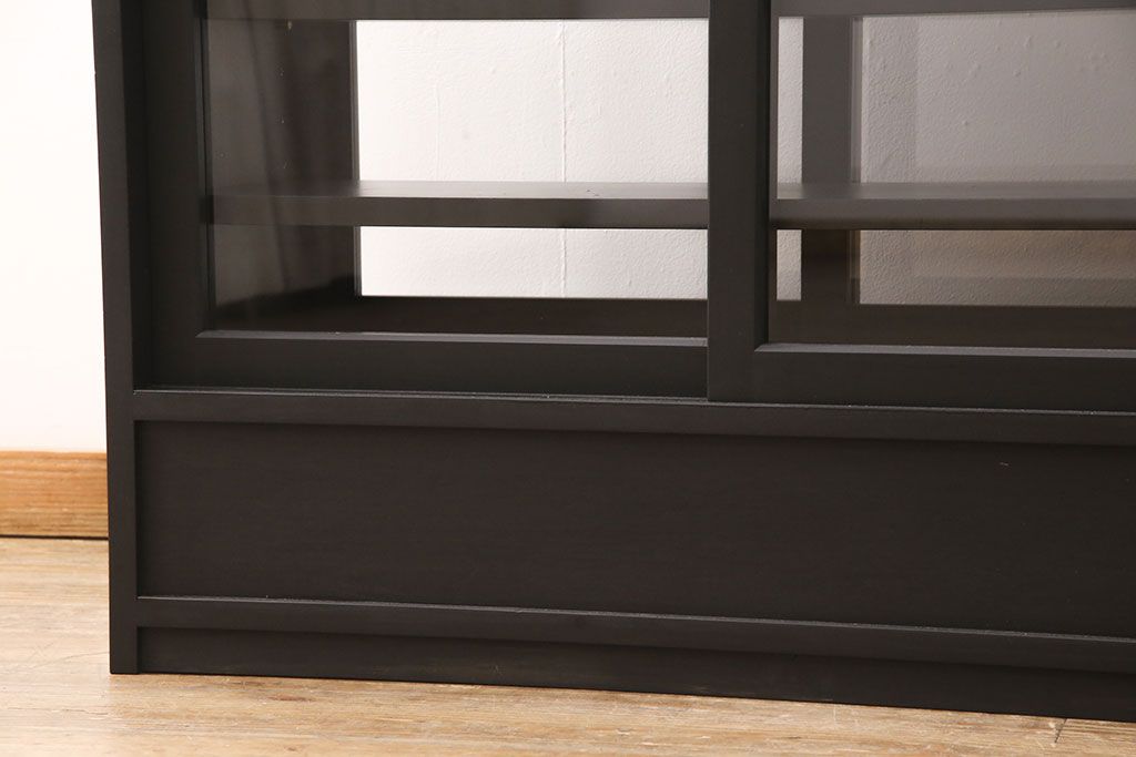 重ね戸棚を新規製作!当店商品を参考に2点製作。建具は桟を減らした仕様に変更。マットブラックに着色し仕上げ。(収納棚、食器棚、キャビネット)