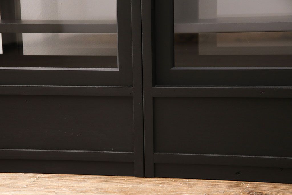 重ね戸棚を新規製作!当店商品を参考に2点製作。建具は桟を減らした仕様に変更。マットブラックに着色し仕上げ。(収納棚、食器棚、キャビネット)