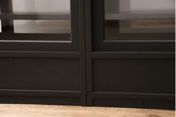 重ね戸棚を新規製作!当店商品を参考に2点製作。建具は桟を減らした仕様に変更。マットブラックに着色し仕上げ。(収納棚、食器棚、キャビネット)