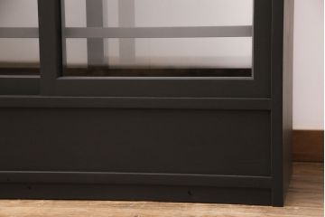 重ね戸棚を新規製作!当店商品を参考に2点製作。建具は桟を減らした仕様に変更。マットブラックに着色し仕上げ。(収納棚、食器棚、キャビネット)