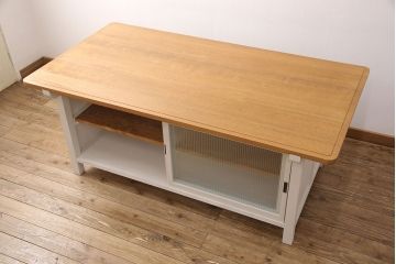 特大作業台を新規製作!当店商品を参考に製作。モールガラスを入れ込み、アンティークホワイトのペイント仕上げ。(カウンターテーブル、収納棚、戸棚)
