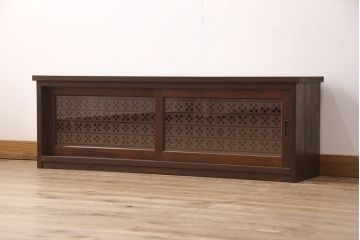 テレビ台を新規製作!建具はみんさー柄のレーザー組子を入れ込み作成。赤味がかった濃い茶色に着色し仕上げ。(テレビボード、ローボード、収納棚、丸窓、組子)