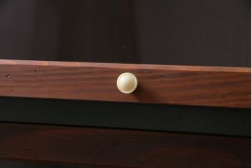 パタパタ扉の収納棚を新規製作!扉にクリアガラス、明治大正期の松材を使用。本体をダークグリーンにペイントし、扉枠のブラウンとのツートンカラーに仕上げ。(戸棚、下駄箱、キャビネット、ロッカー、ブックケース)