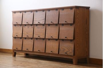 パタパタ扉の収納棚を新規製作!扉に丸形のアイアン性取っ手を使用し、蝶番はアンティーク加工。木製脚を取り付け。(下駄箱、戸棚、キャビネット、マス目棚、オーク材)