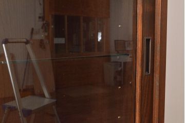 収納棚を新規製作!上段はクリアガラスの引き戸、内部にはガラス棚板と照明を設置。下段は引き出しと格子引き戸の戸棚に。(戸棚、キャビネット、飾り棚、水屋箪笥、ケヤキ、欅、民芸家具)