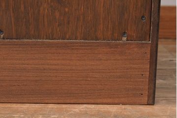 収納棚を新規製作!上段はクリアガラスの引き戸、内部にはガラス棚板と照明を設置。下段は引き出しと格子引き戸の戸棚に。(戸棚、キャビネット、飾り棚、水屋箪笥、ケヤキ、欅、民芸家具)