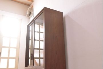 収納棚を新規製作!上段はクリアガラスの引き戸、内部にはガラス棚板と照明を設置。下段は引き出しと格子引き戸の戸棚に。(戸棚、キャビネット、飾り棚、水屋箪笥、ケヤキ、欅、民芸家具)