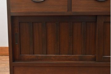 収納棚を新規製作!上段はクリアガラスの引き戸、内部にはガラス棚板と照明を設置。下段は引き出しと格子引き戸の戸棚に。(戸棚、キャビネット、飾り棚、水屋箪笥、ケヤキ、欅、民芸家具)