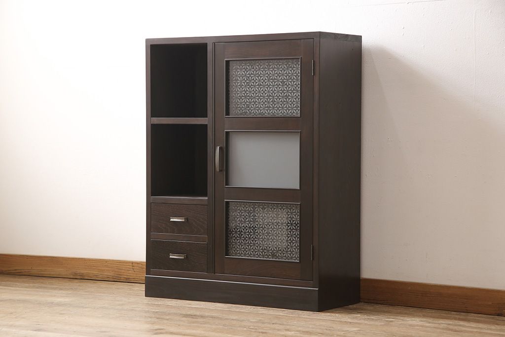 収納棚を新規製作!扉には花菱ガラスを使用。多彩な収納で使い勝手の良いつくりに。(戸棚、本棚)