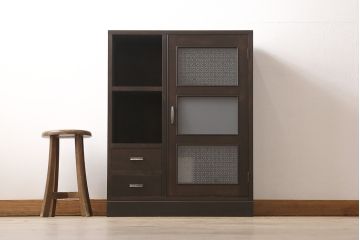 収納棚を新規製作!扉には花菱ガラスを使用。多彩な収納で使い勝手の良いつくりに。(戸棚、本棚)