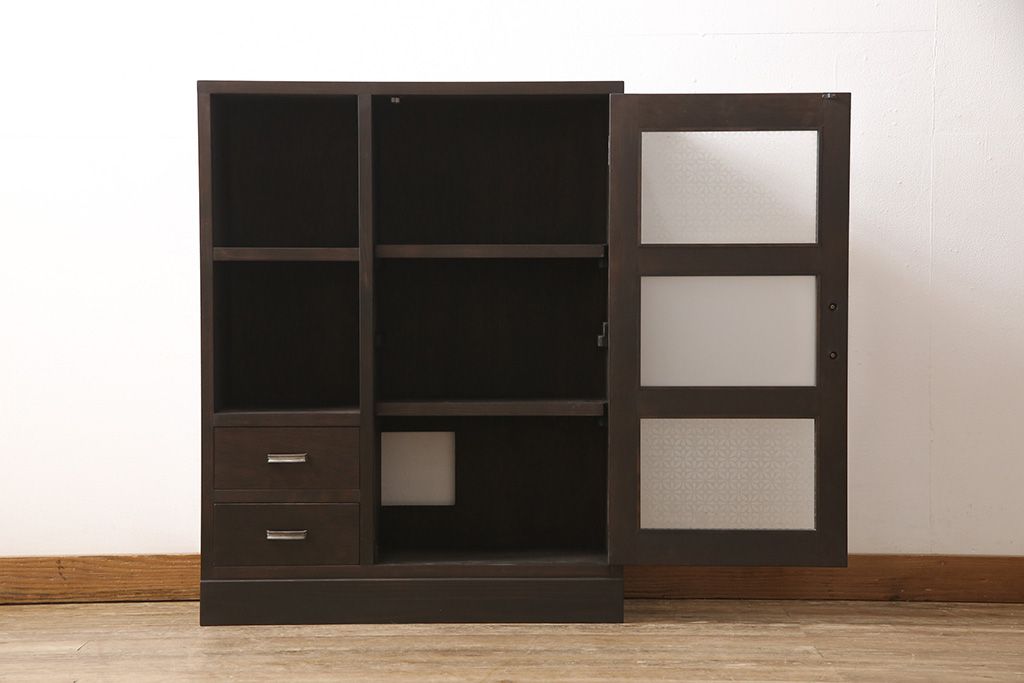 収納棚を新規製作!扉には花菱ガラスを使用。多彩な収納で使い勝手の良いつくりに。(戸棚、本棚)