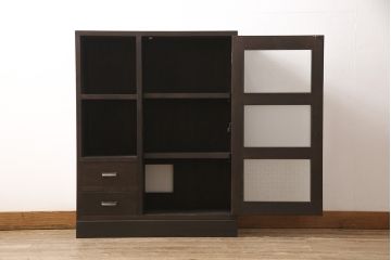 収納棚を新規製作!扉には花菱ガラスを使用。多彩な収納で使い勝手の良いつくりに。(戸棚、本棚)