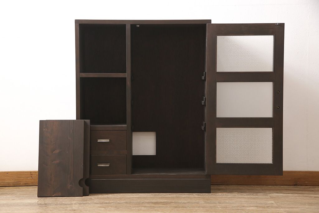 収納棚を新規製作!扉には花菱ガラスを使用。多彩な収納で使い勝手の良いつくりに。(戸棚、本棚)