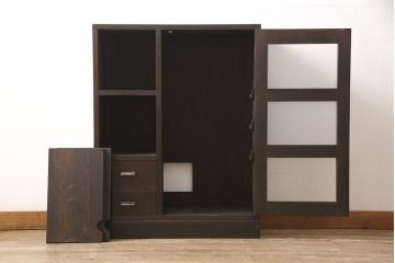 収納棚を新規製作!扉には花菱ガラスを使用。多彩な収納で使い勝手の良いつくりに。(戸棚、本棚)