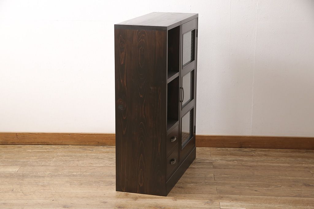 収納棚を新規製作!扉には花菱ガラスを使用。多彩な収納で使い勝手の良いつくりに。(戸棚、本棚)