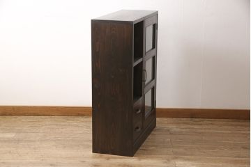 収納棚を新規製作!扉には花菱ガラスを使用。多彩な収納で使い勝手の良いつくりに。(戸棚、本棚)