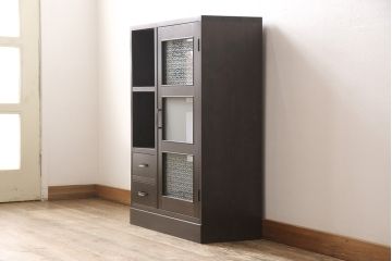 収納棚を新規製作!扉には花菱ガラスを使用。多彩な収納で使い勝手の良いつくりに。(戸棚、本棚)