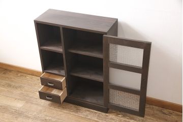 収納棚を新規製作!扉には花菱ガラスを使用。多彩な収納で使い勝手の良いつくりに。(戸棚、本棚)