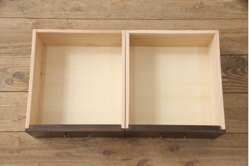 収納棚を新規製作!扉には花菱ガラスを使用。多彩な収納で使い勝手の良いつくりに。(戸棚、本棚)