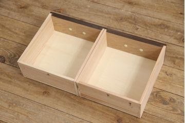 収納棚を新規製作!扉には花菱ガラスを使用。多彩な収納で使い勝手の良いつくりに。(戸棚、本棚)