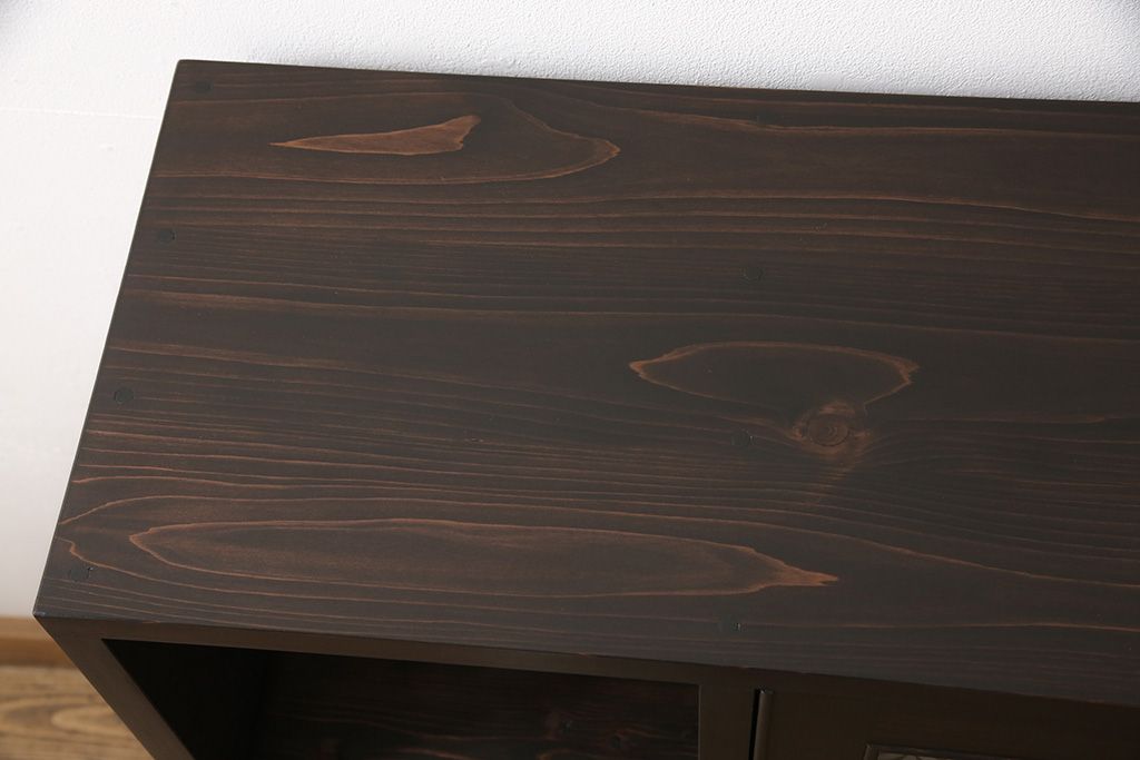 収納棚を新規製作!扉には花菱ガラスを使用。多彩な収納で使い勝手の良いつくりに。(戸棚、本棚)