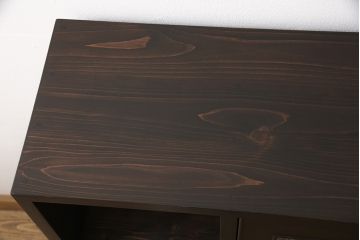 収納棚を新規製作!扉には花菱ガラスを使用。多彩な収納で使い勝手の良いつくりに。(戸棚、本棚)