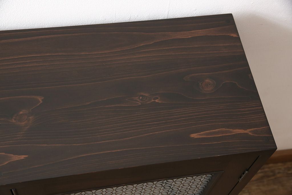 収納棚を新規製作!扉には花菱ガラスを使用。多彩な収納で使い勝手の良いつくりに。(戸棚、本棚)