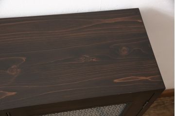 収納棚を新規製作!扉には花菱ガラスを使用。多彩な収納で使い勝手の良いつくりに。(戸棚、本棚)