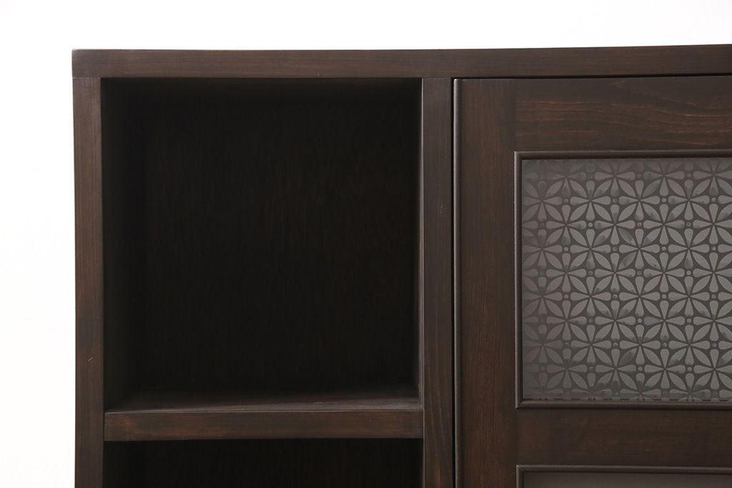 収納棚を新規製作!扉には花菱ガラスを使用。多彩な収納で使い勝手の良いつくりに。(戸棚、本棚)