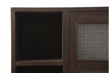 収納棚を新規製作!扉には花菱ガラスを使用。多彩な収納で使い勝手の良いつくりに。(戸棚、本棚)