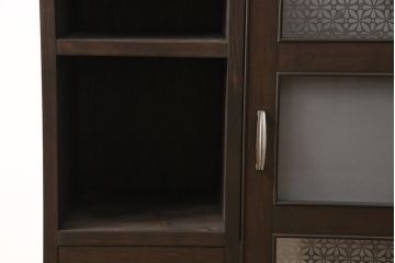 収納棚を新規製作!扉には花菱ガラスを使用。多彩な収納で使い勝手の良いつくりに。(戸棚、本棚)