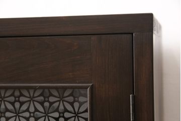 収納棚を新規製作!扉には花菱ガラスを使用。多彩な収納で使い勝手の良いつくりに。(戸棚、本棚)