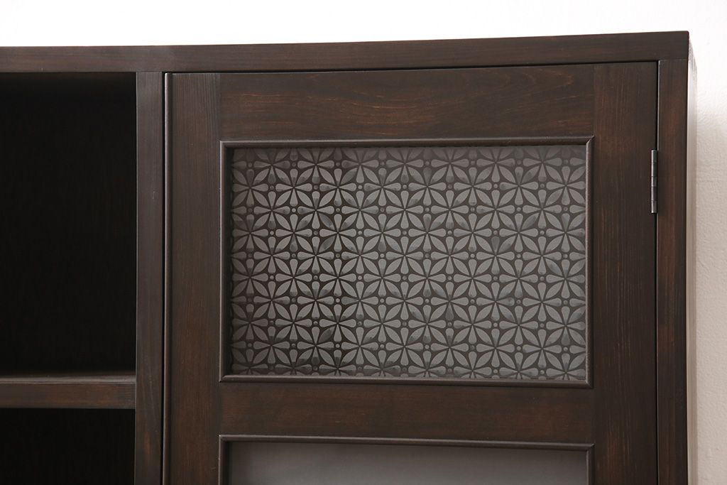 収納棚を新規製作!扉には花菱ガラスを使用。多彩な収納で使い勝手の良いつくりに。(戸棚、本棚)