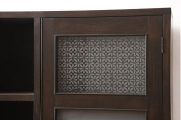 収納棚を新規製作!扉には花菱ガラスを使用。多彩な収納で使い勝手の良いつくりに。(戸棚、本棚)