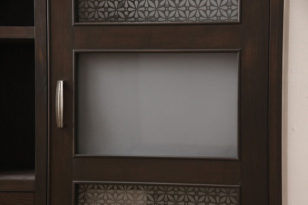 収納棚を新規製作!扉には花菱ガラスを使用。多彩な収納で使い勝手の良いつくりに。(戸棚、本棚)