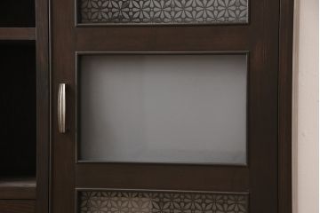 収納棚を新規製作!扉には花菱ガラスを使用。多彩な収納で使い勝手の良いつくりに。(戸棚、本棚)