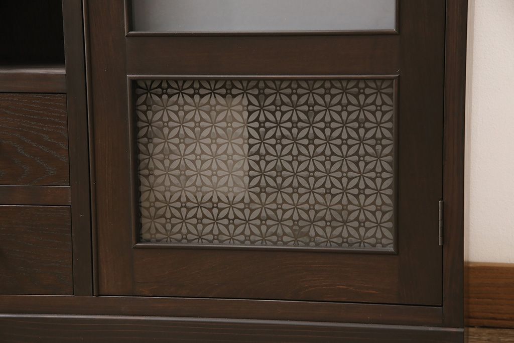 収納棚を新規製作!扉には花菱ガラスを使用。多彩な収納で使い勝手の良いつくりに。(戸棚、本棚)