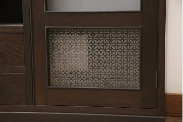 収納棚を新規製作!扉には花菱ガラスを使用。多彩な収納で使い勝手の良いつくりに。(戸棚、本棚)