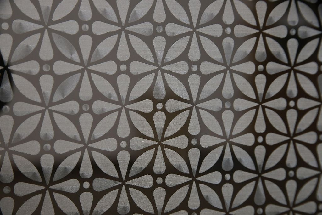 収納棚を新規製作!扉には花菱ガラスを使用。多彩な収納で使い勝手の良いつくりに。(戸棚、本棚)