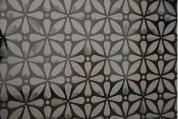 収納棚を新規製作!扉には花菱ガラスを使用。多彩な収納で使い勝手の良いつくりに。(戸棚、本棚)