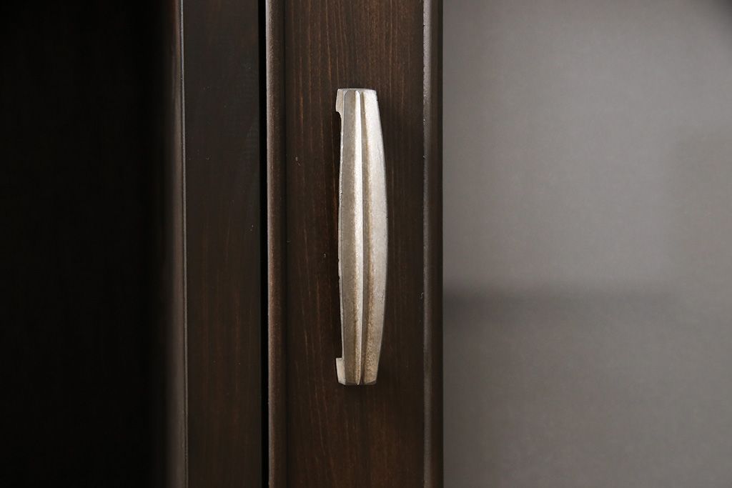 収納棚を新規製作!扉には花菱ガラスを使用。多彩な収納で使い勝手の良いつくりに。(戸棚、本棚)