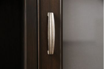 収納棚を新規製作!扉には花菱ガラスを使用。多彩な収納で使い勝手の良いつくりに。(戸棚、本棚)