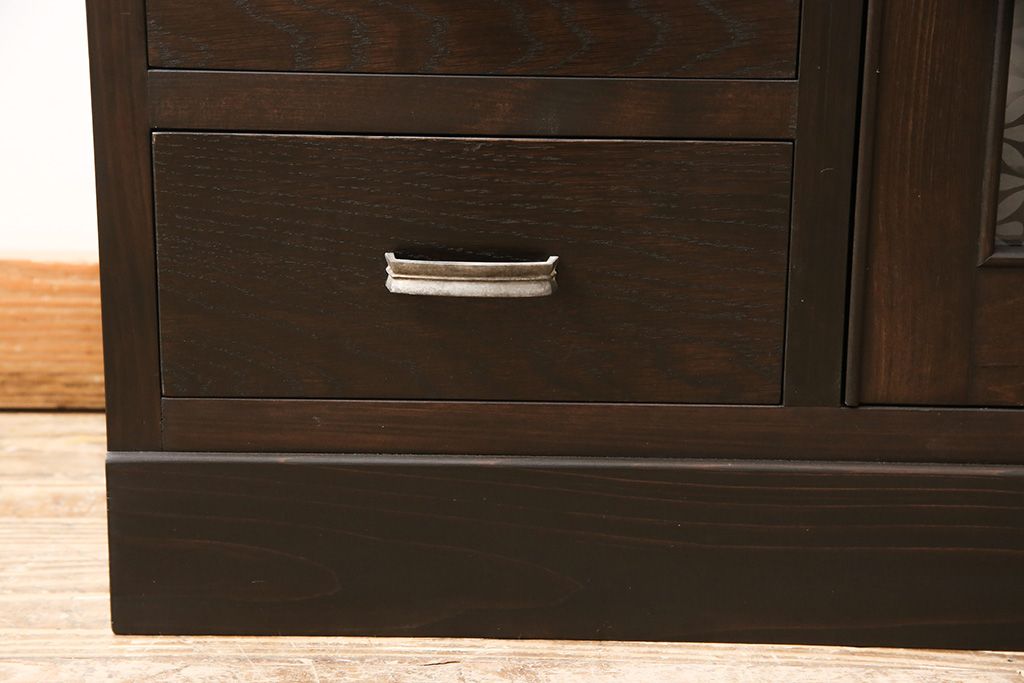 収納棚を新規製作!扉には花菱ガラスを使用。多彩な収納で使い勝手の良いつくりに。(戸棚、本棚)