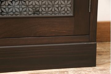 収納棚を新規製作!扉には花菱ガラスを使用。多彩な収納で使い勝手の良いつくりに。(戸棚、本棚)