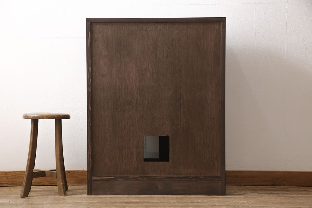 収納棚を新規製作!扉には花菱ガラスを使用。多彩な収納で使い勝手の良いつくりに。(戸棚、本棚)