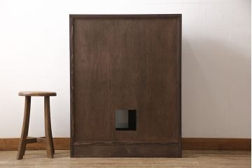 収納棚を新規製作!扉には花菱ガラスを使用。多彩な収納で使い勝手の良いつくりに。(戸棚、本棚)