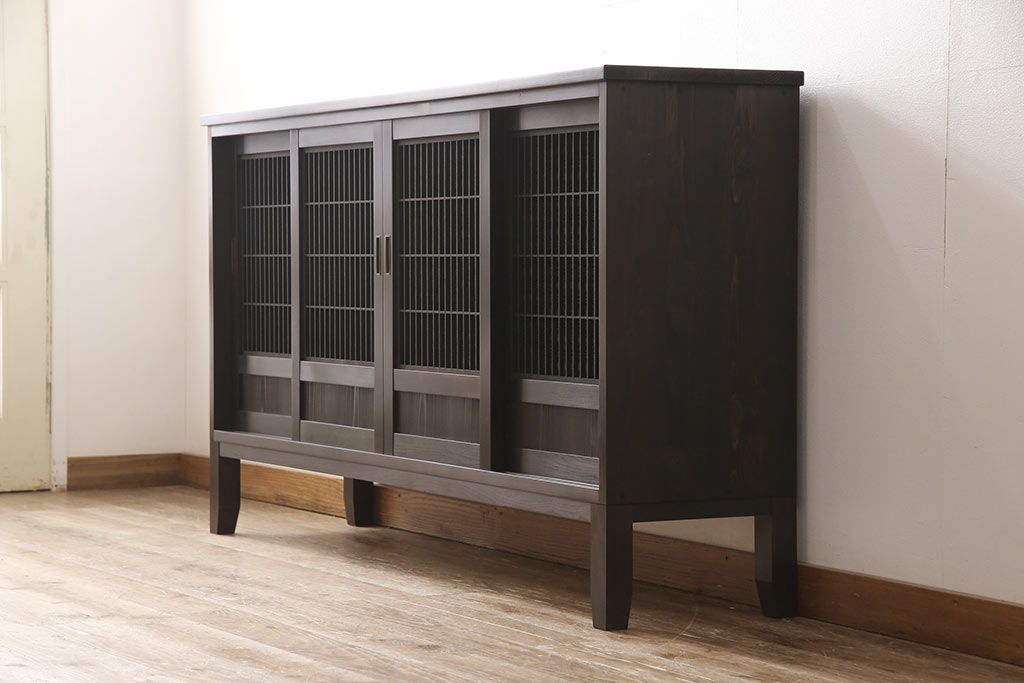 サイドボードを新規製作!木製脚、可動式の棚板を取り付け。建具に麻の葉模様のガラスを使用。(収納棚、戸棚、サイドキャビネット)