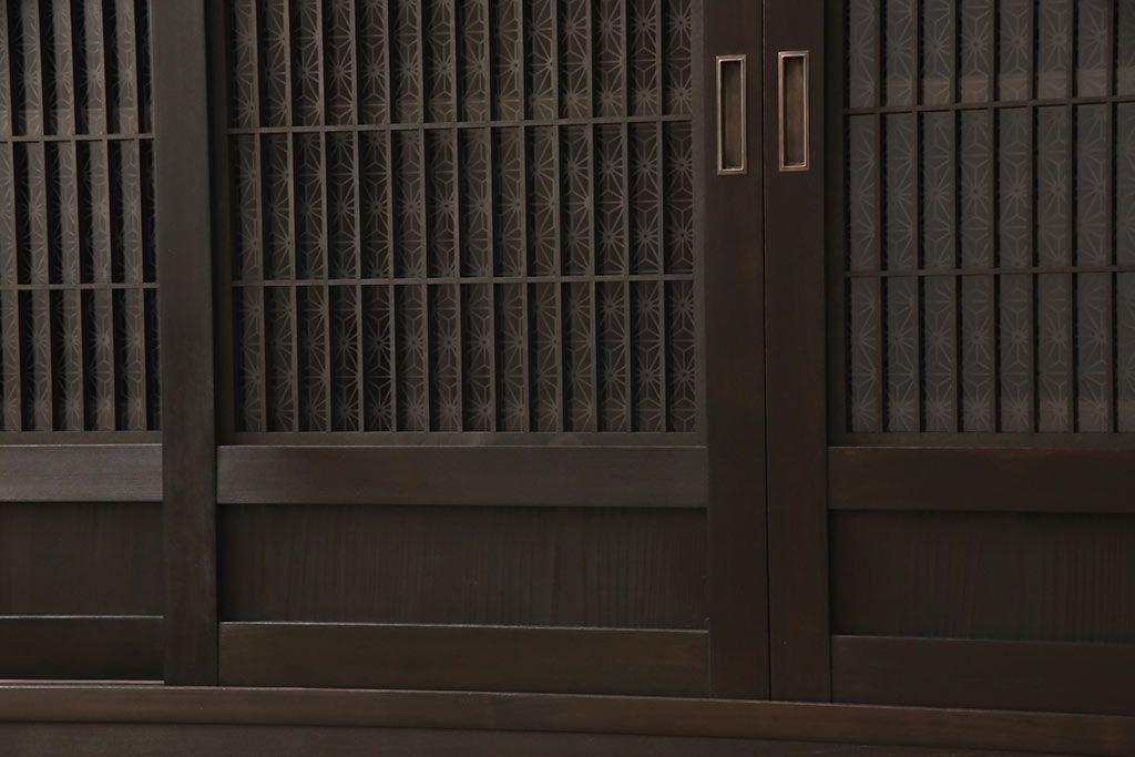 サイドボードを新規製作!木製脚、可動式の棚板を取り付け。建具に麻の葉模様のガラスを使用。(収納棚、戸棚、サイドキャビネット)